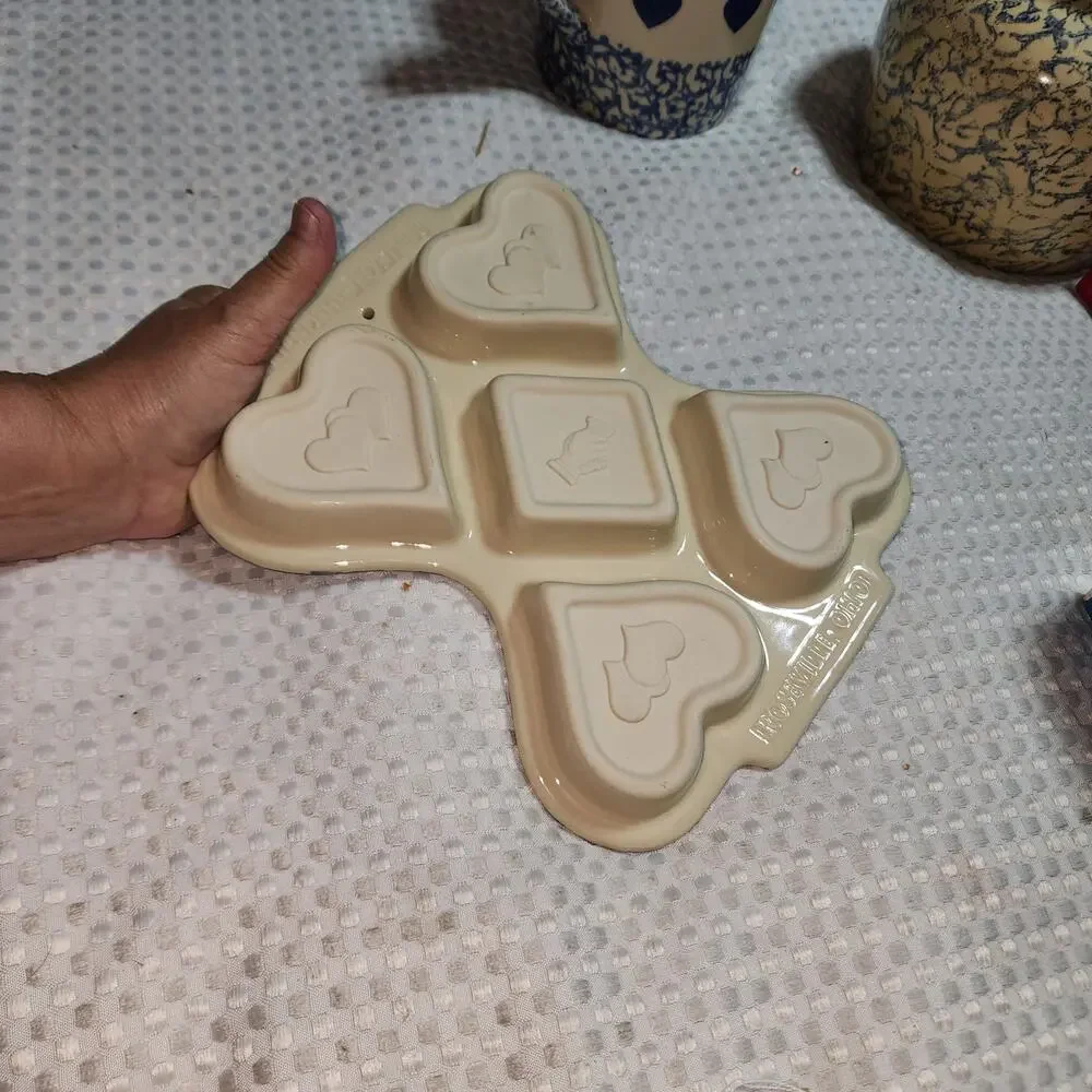 HENN ROSEVILLE FRIENDSHIP HEART MUFFIN PAN CERAMIC